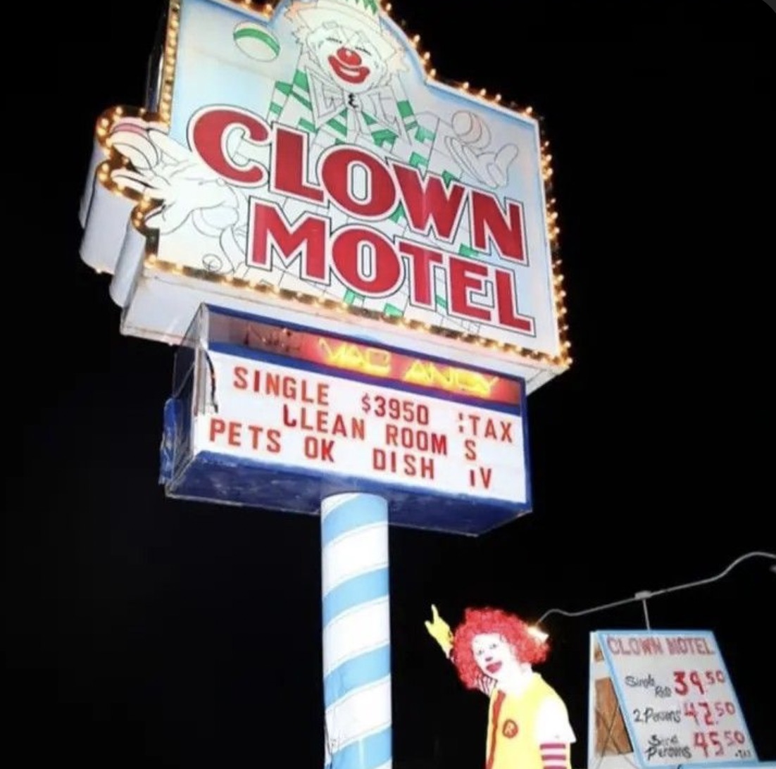 electronic signage - Clown Motel Single $3950 Tax Clean Room S Pets Ok Dish Iv Clown Motel Sind 39.50 2.Puns 42.50 4550 Perons 12